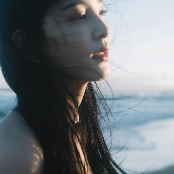 想踢沉迷男的女人